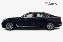 Sininen BMW 740 2017 kuva 5.