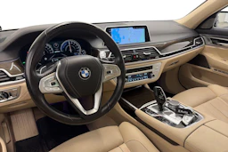Sininen BMW 740 2017 kuva 6.