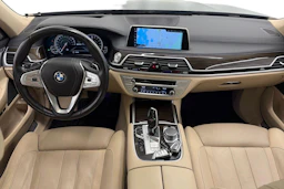 Sininen BMW 740 2017 kuva 7.