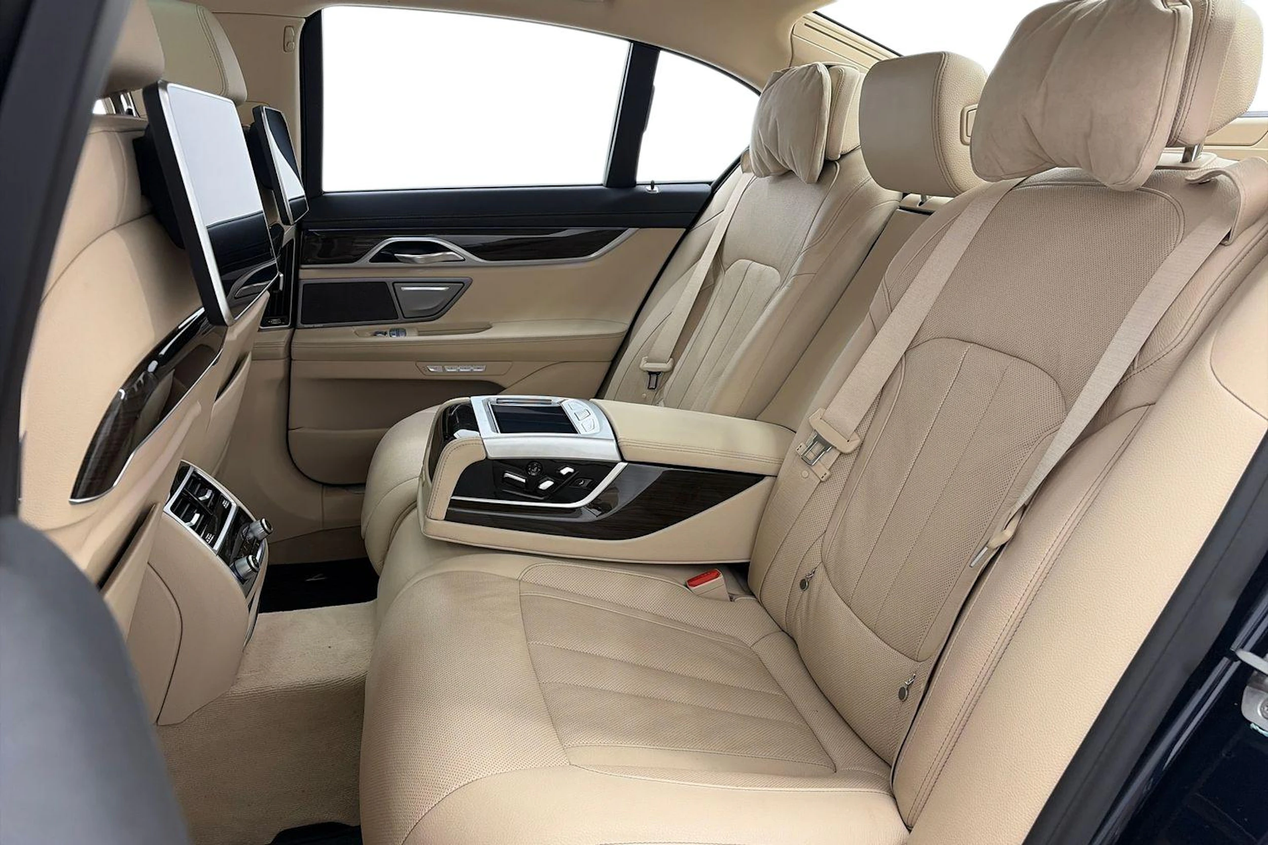 Sininen BMW 740 2017 kuva 8.