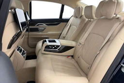 Sininen BMW 740 2017 kuva 8.