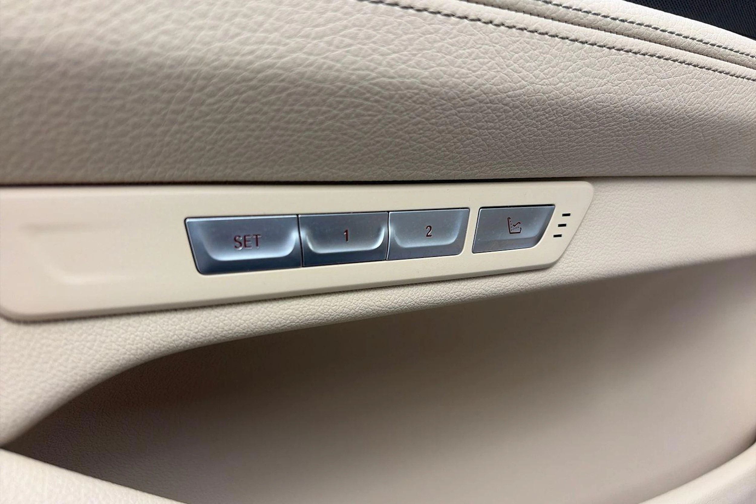 Sininen BMW 740 2017 kuva 9.