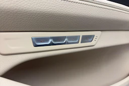 Sininen BMW 740 2017 kuva 9.