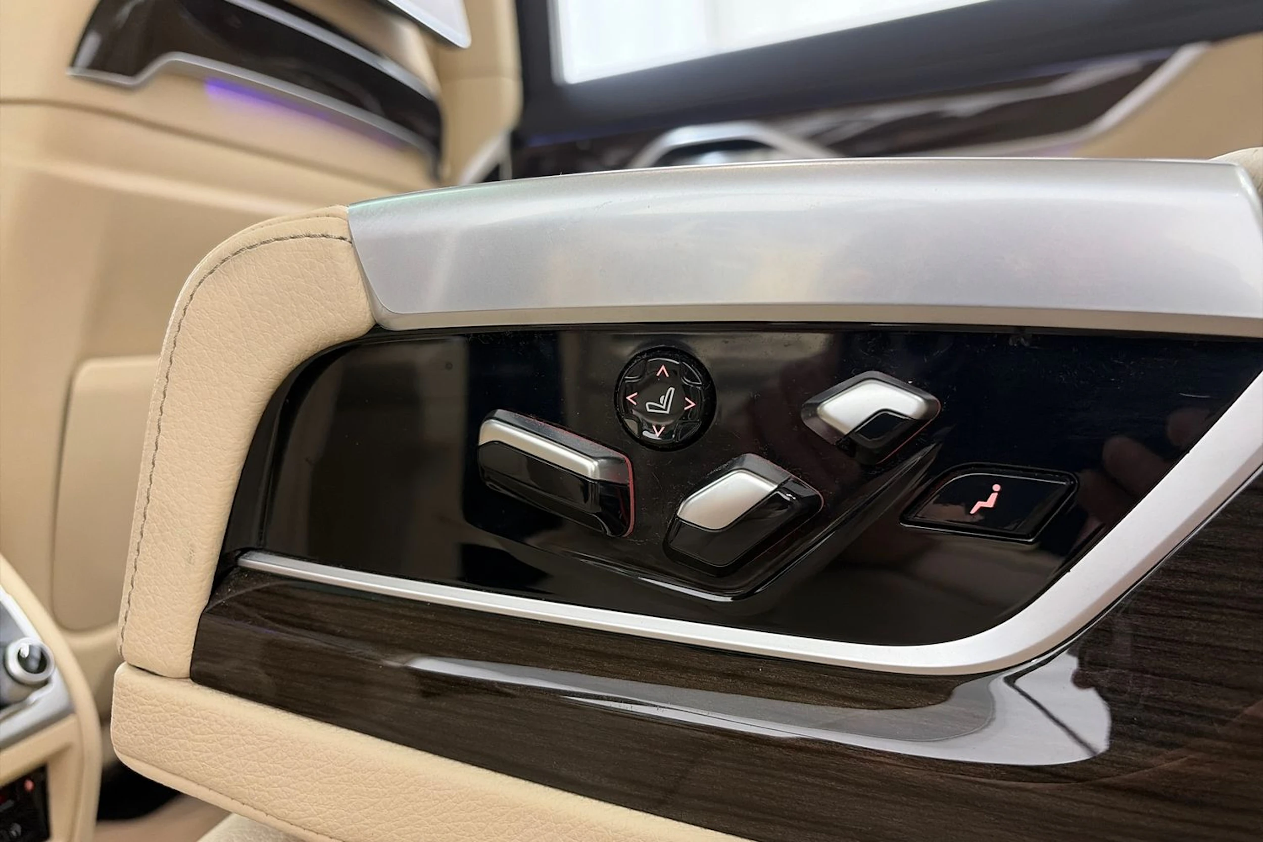 Sininen BMW 740 2017 kuva 10.