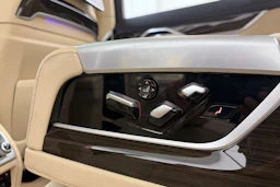 Sininen BMW 740 2017 kuva 10.