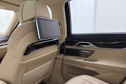 Sininen BMW 740 2017 kuva 11.