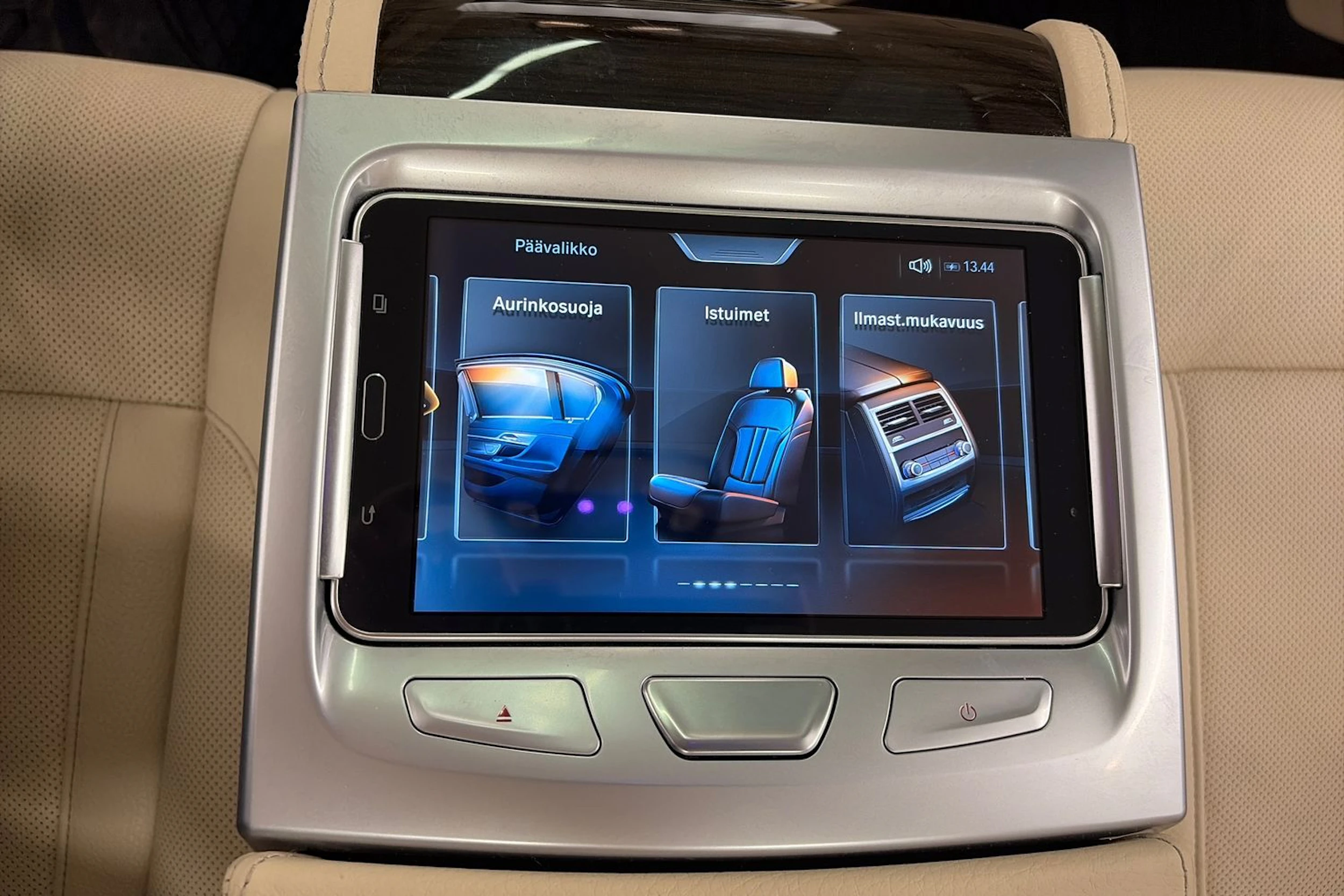 Sininen BMW 740 2017 kuva 12.