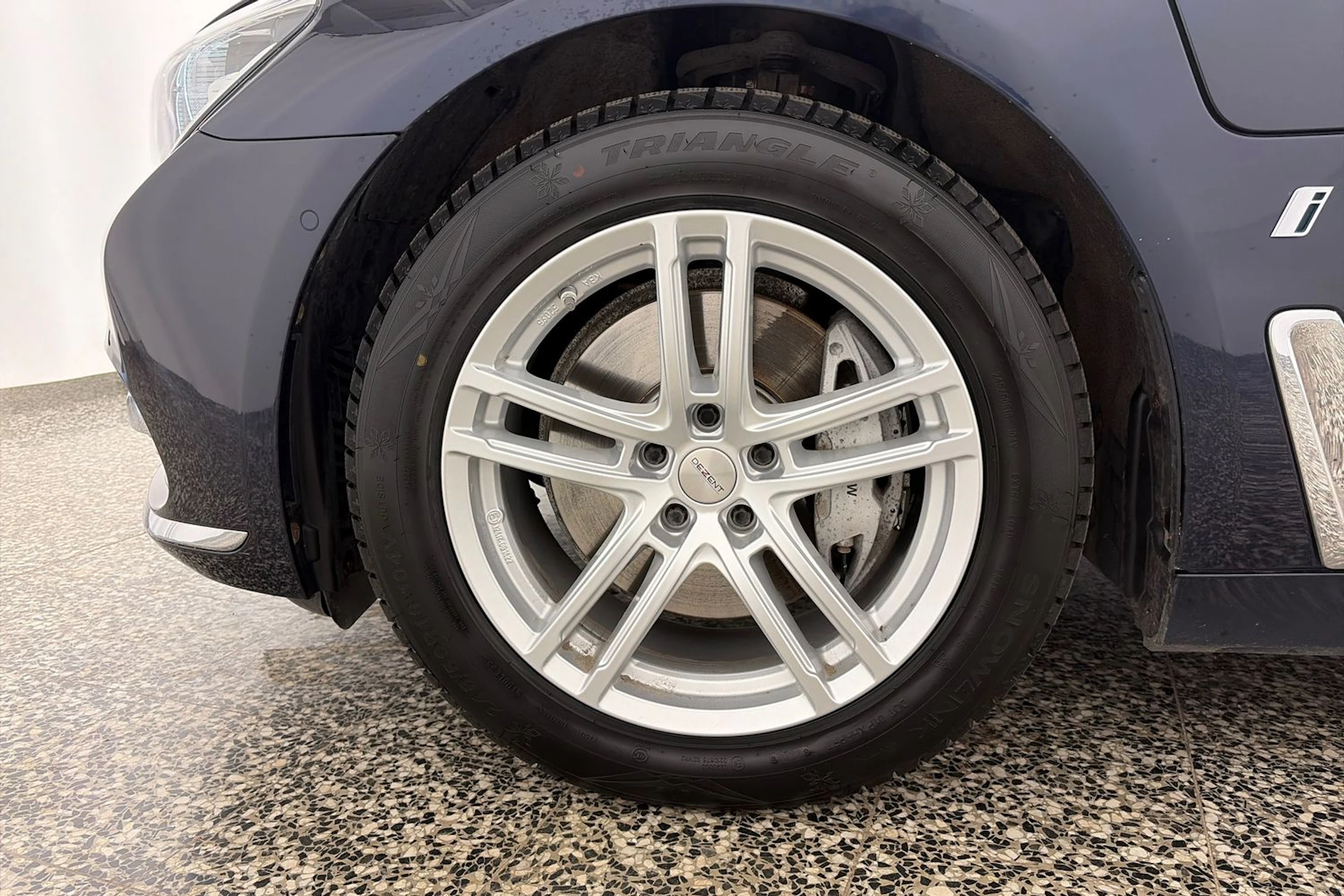 Sininen BMW 740 2017 kuva 14.