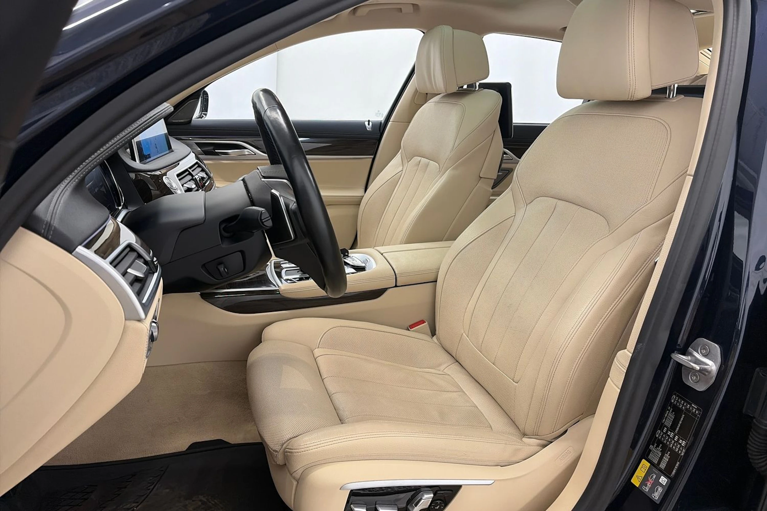 Sininen BMW 740 2017 kuva 17.