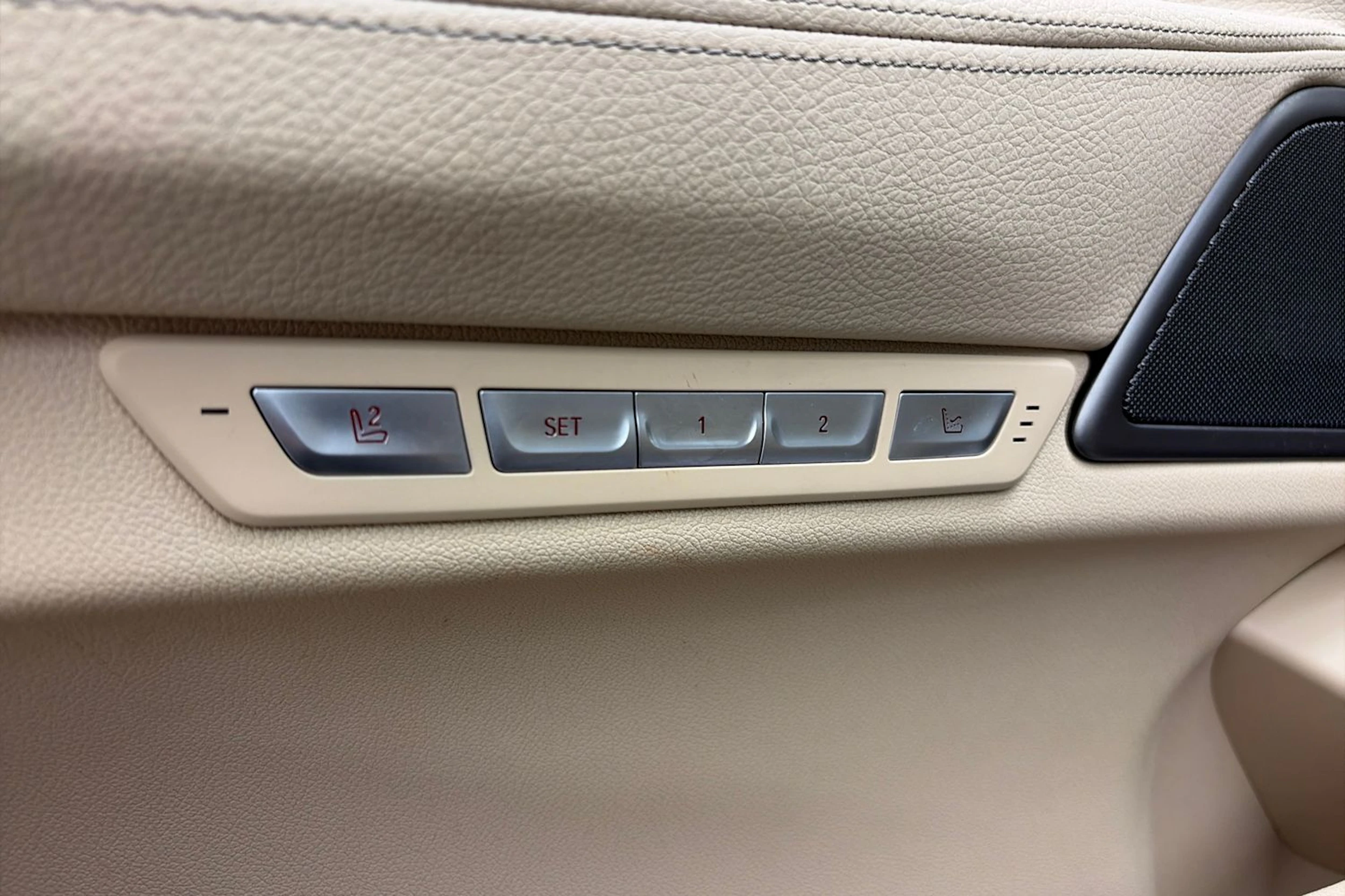 Sininen BMW 740 2017 kuva 18.