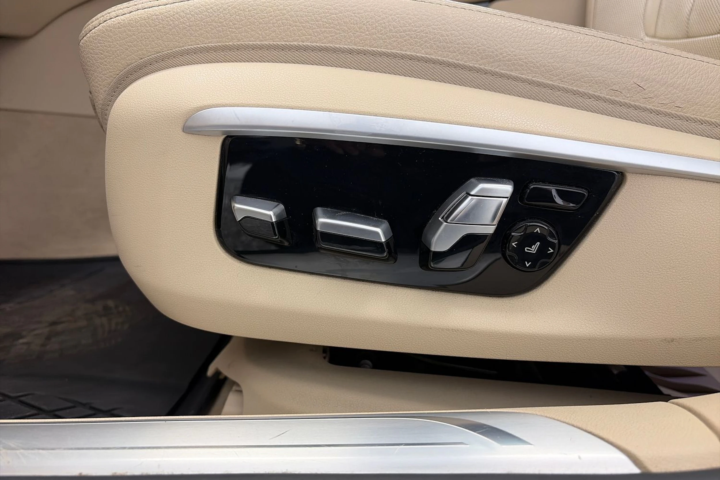 Sininen BMW 740 2017 kuva 19.