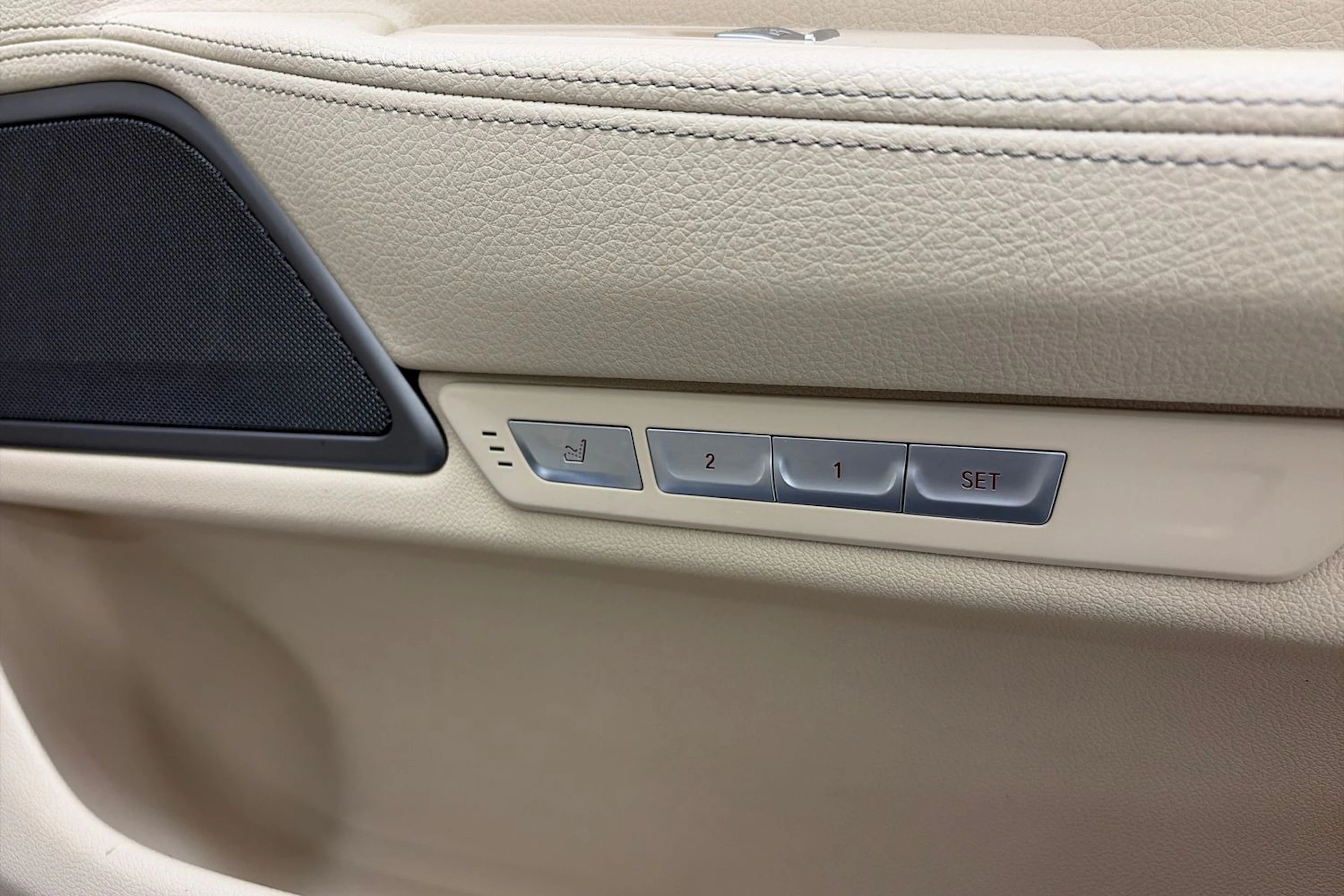Sininen BMW 740 2017 kuva 20.