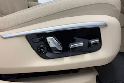 Sininen BMW 740 2017 kuva 21.