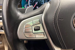 Sininen BMW 740 2017 kuva 25.