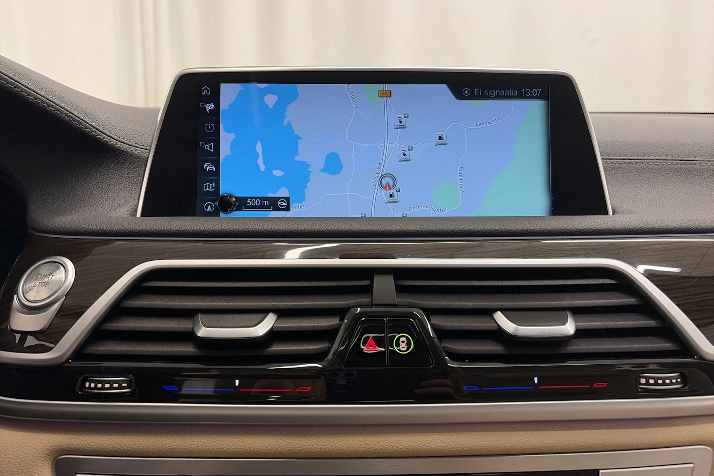 Sininen BMW 740 2017 kuva 28.