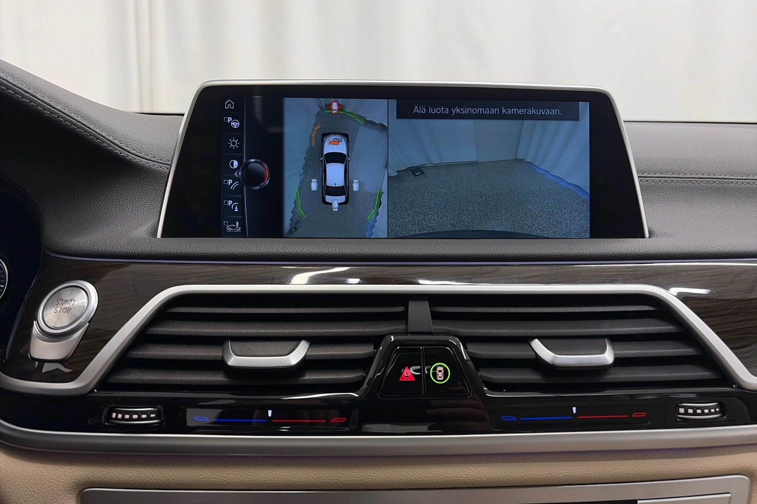 Sininen BMW 740 2017 kuva 29.