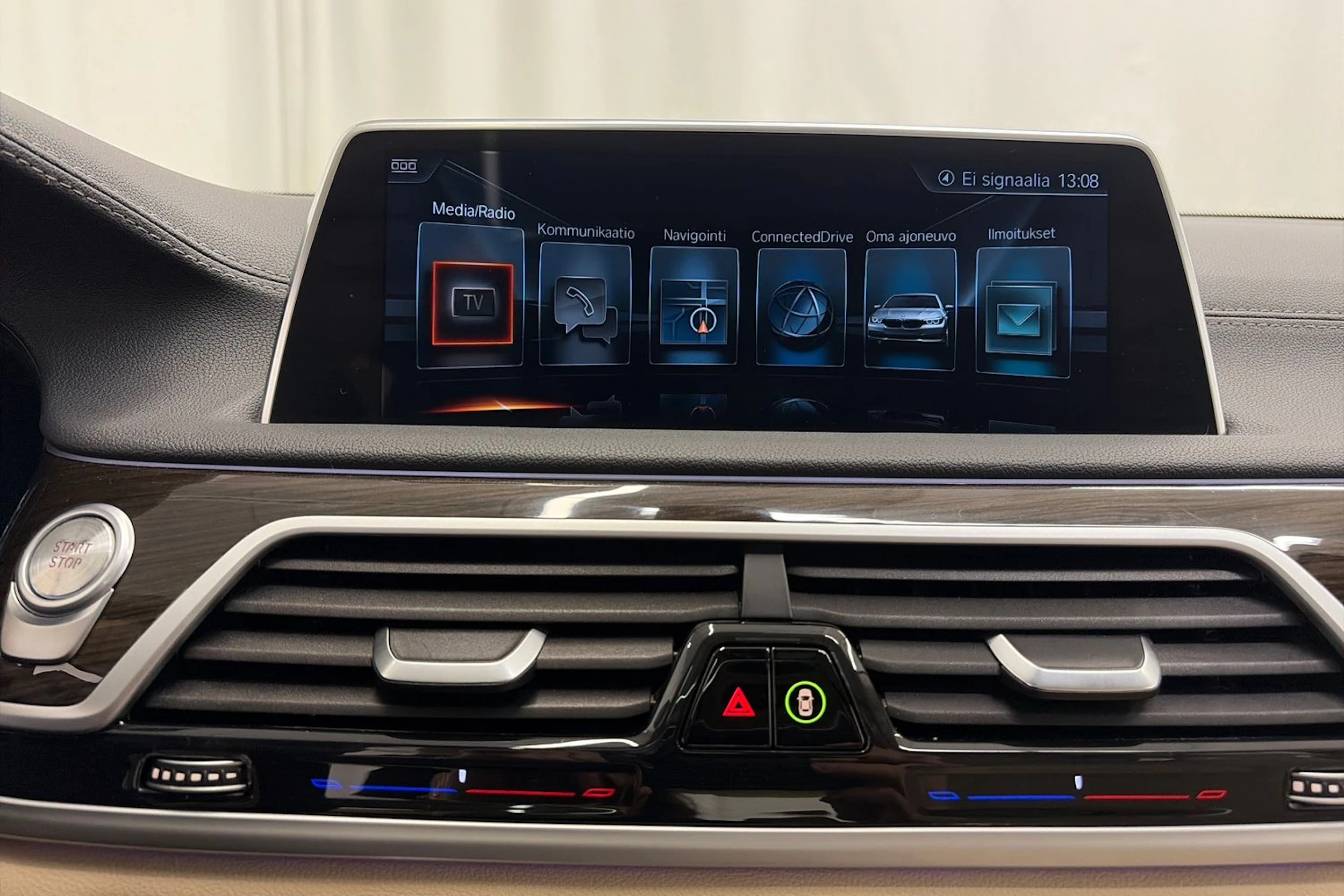 Sininen BMW 740 2017 kuva 30.