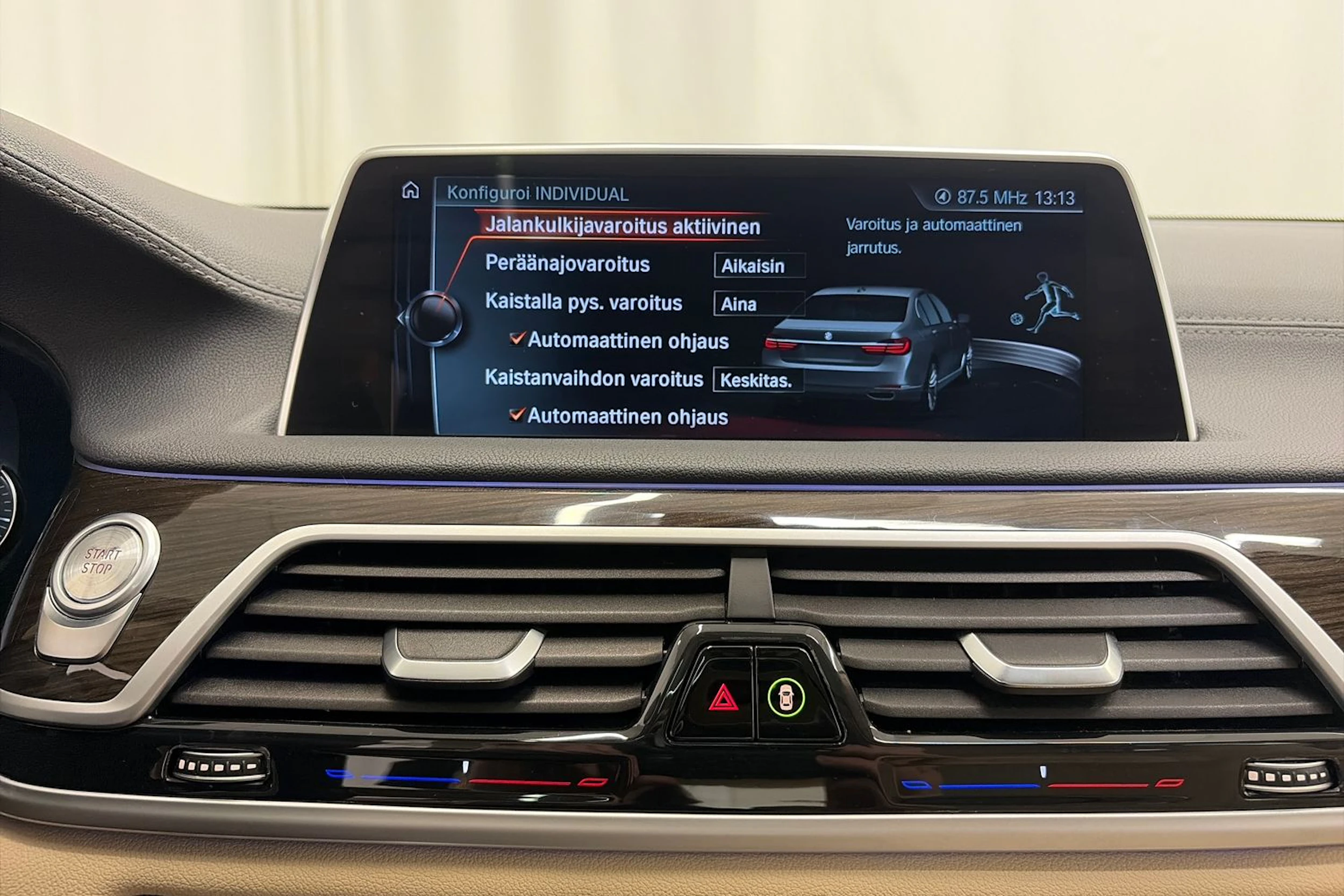Sininen BMW 740 2017 kuva 32.