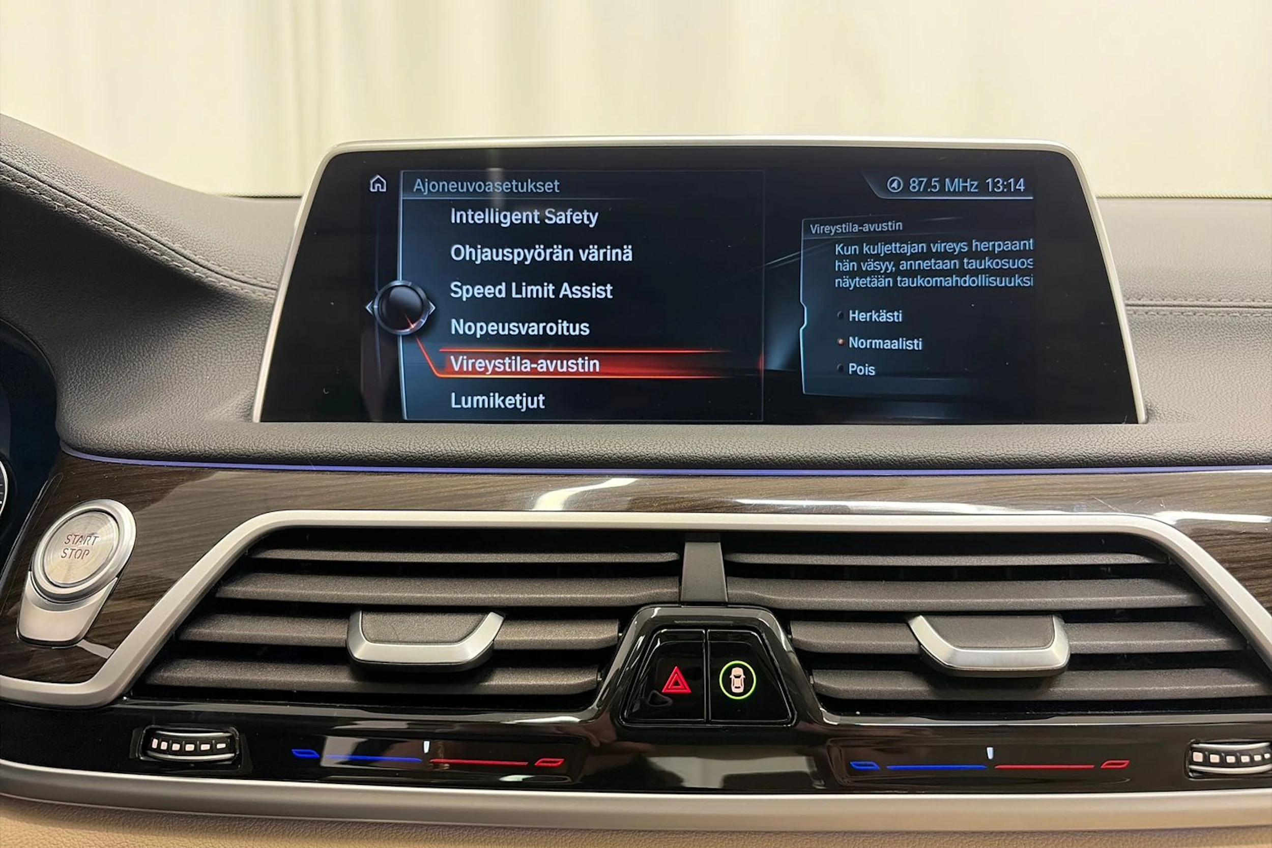Sininen BMW 740 2017 kuva 33.