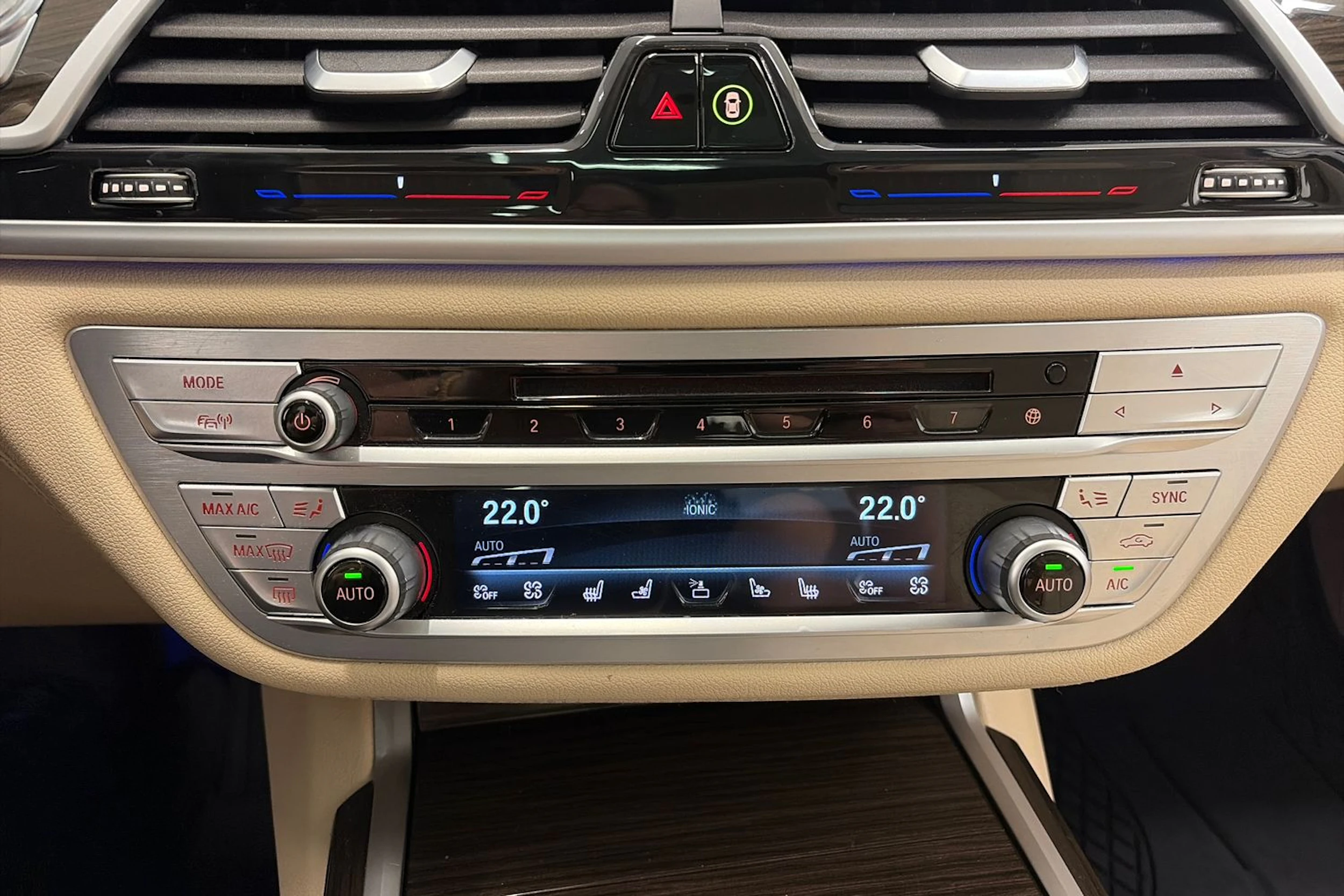 Sininen BMW 740 2017 kuva 34.