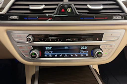 Sininen BMW 740 2017 kuva 34.