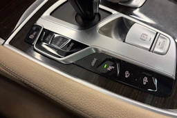 Sininen BMW 740 2017 kuva 36.