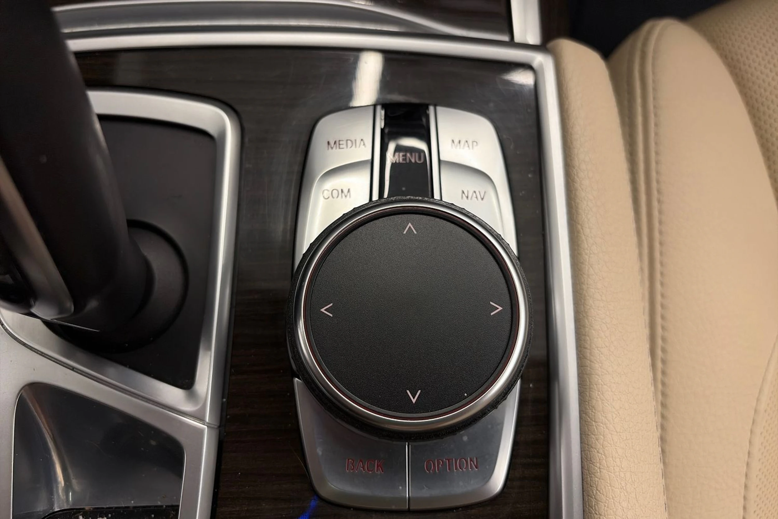 Sininen BMW 740 2017 kuva 37.