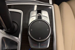 Sininen BMW 740 2017 kuva 37.