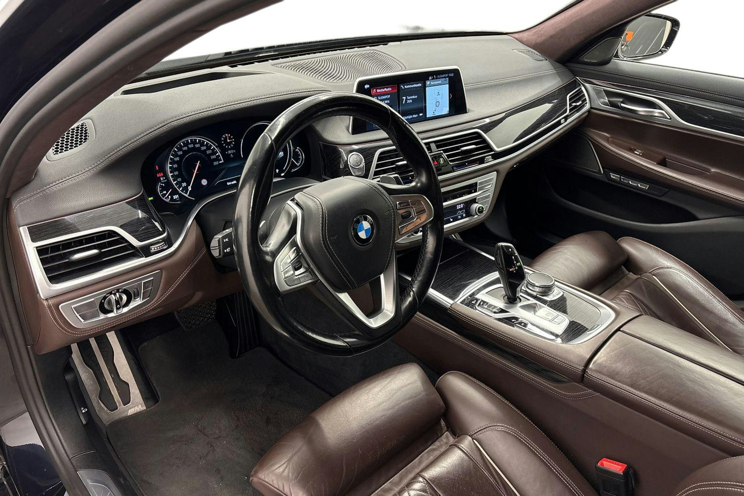 musta BMW 740 2017 kuva 6.