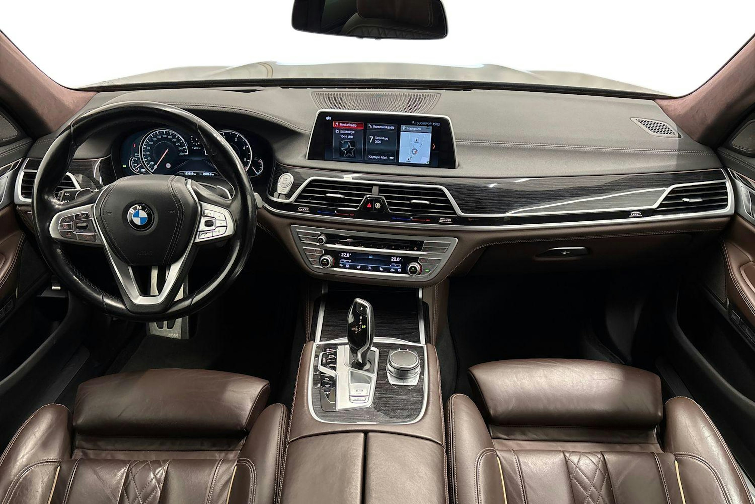 musta BMW 740 2017 kuva 7.