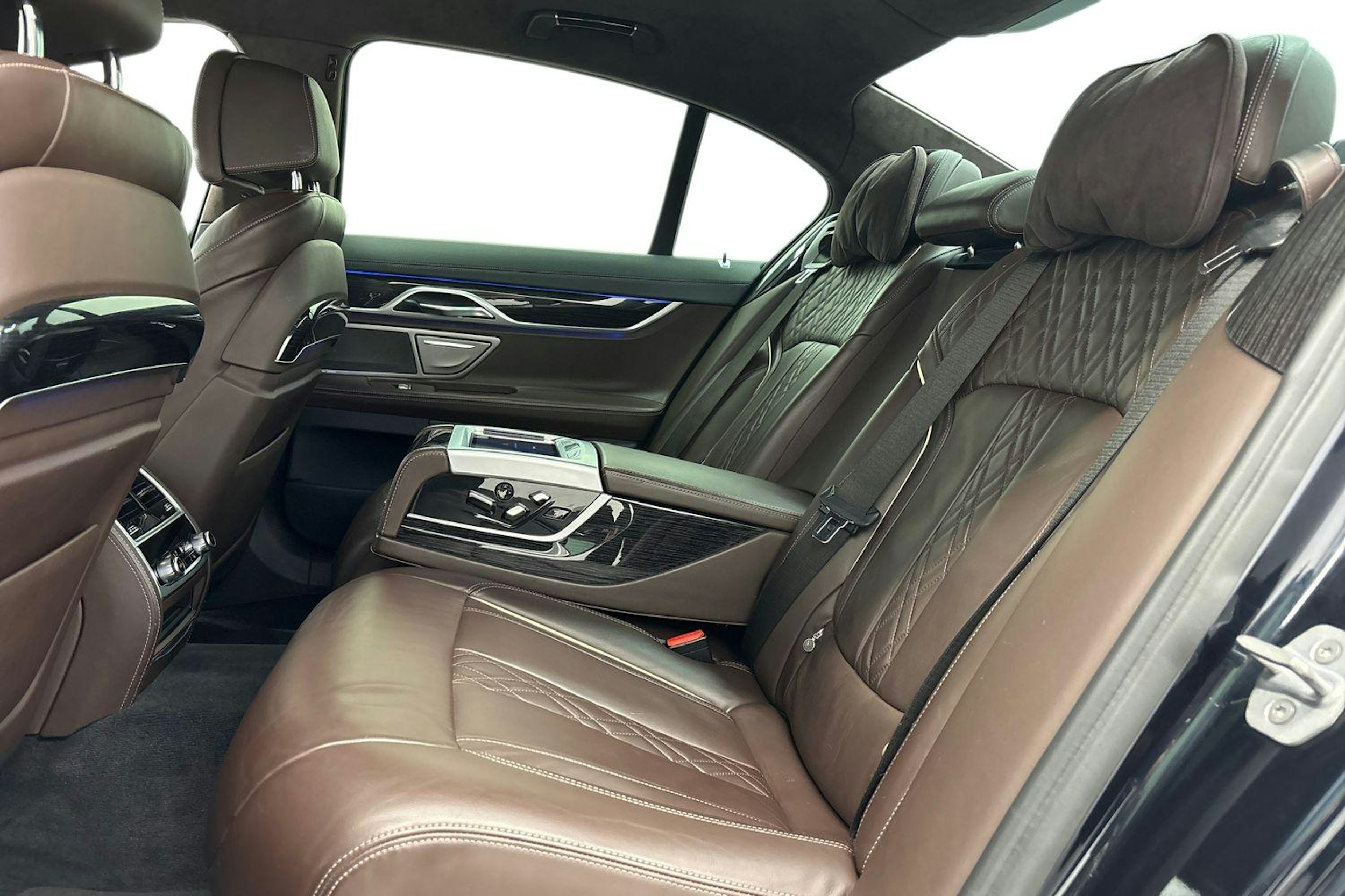 musta BMW 740 2017 kuva 8.