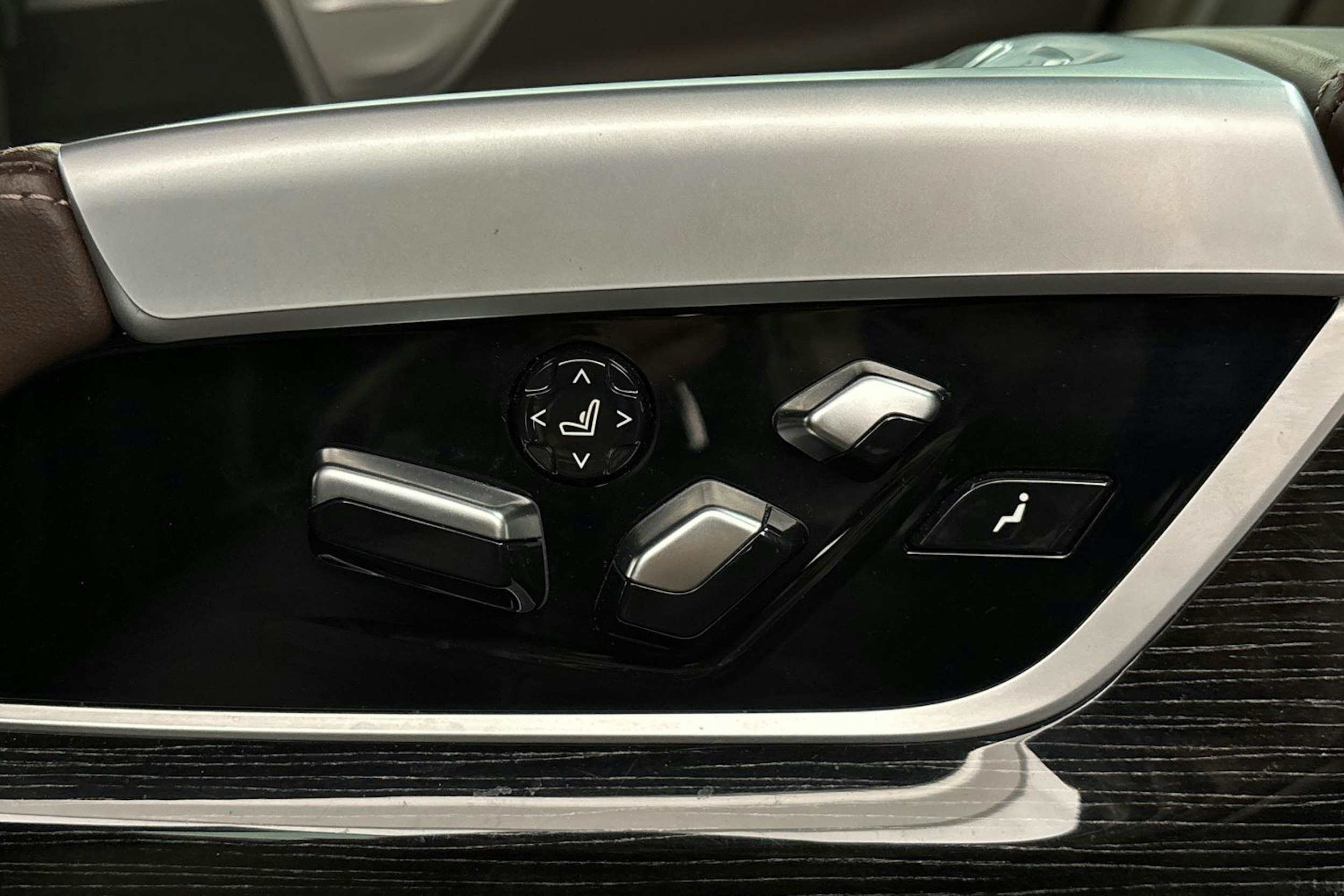 musta BMW 740 2017 kuva 12.