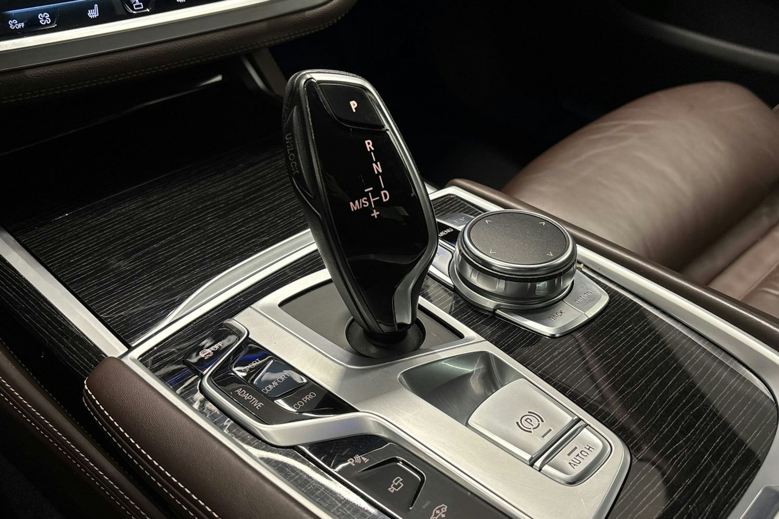 musta BMW 740 2017 kuva 28.