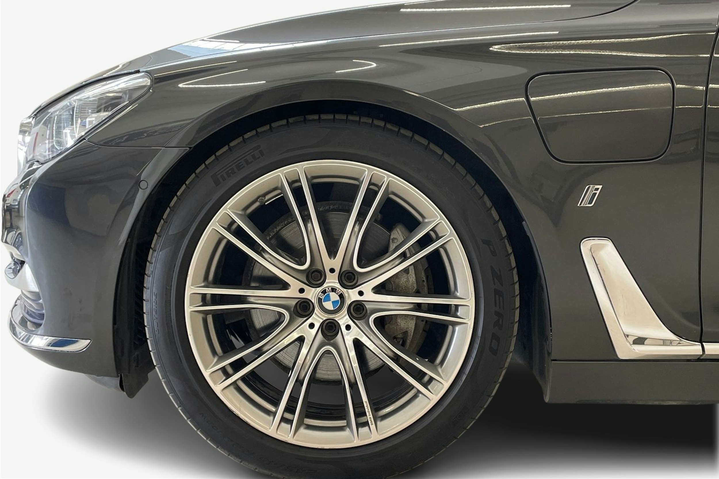 harmaa BMW 740 2017 kuva 11.