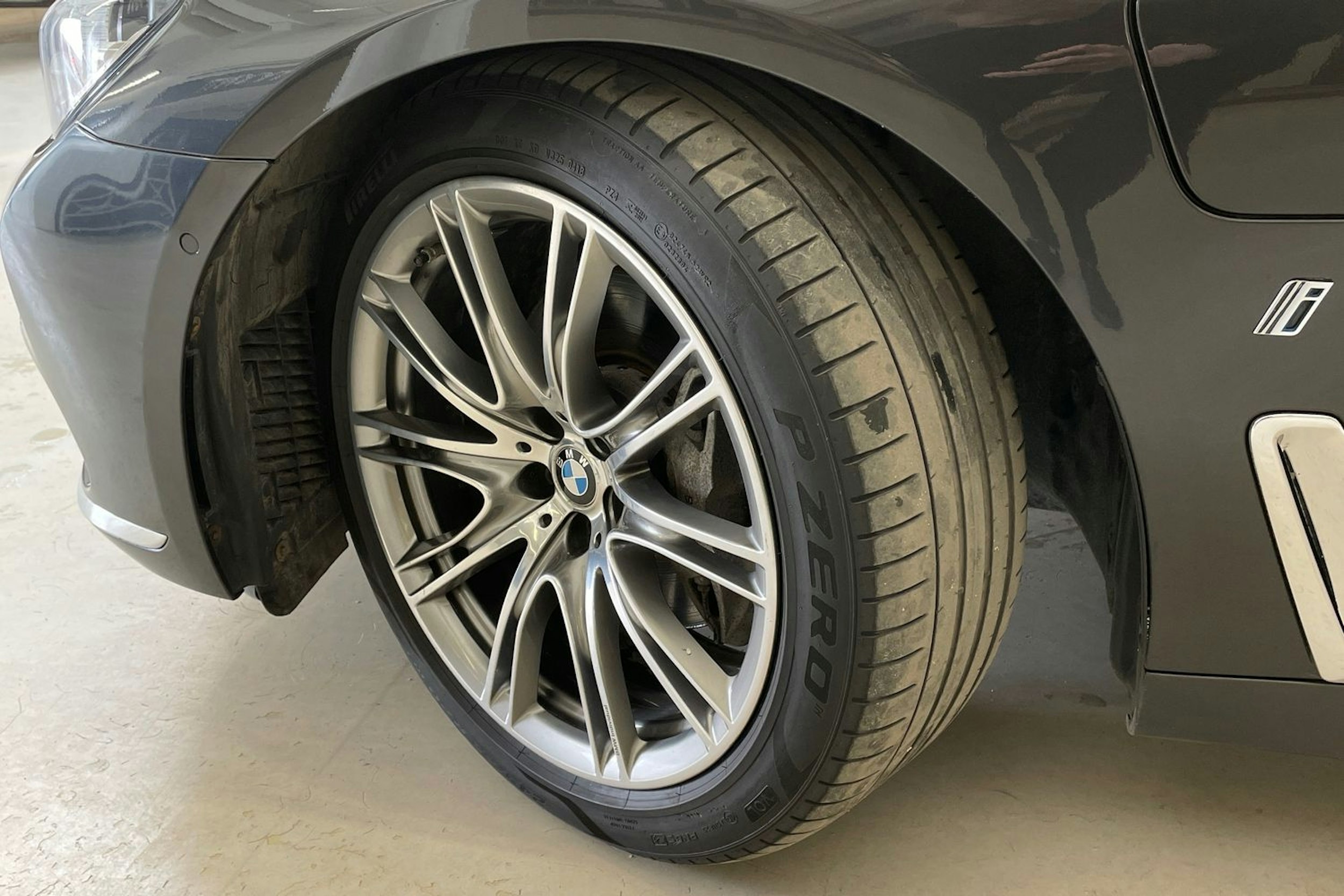 harmaa BMW 740 2017 kuva 13.