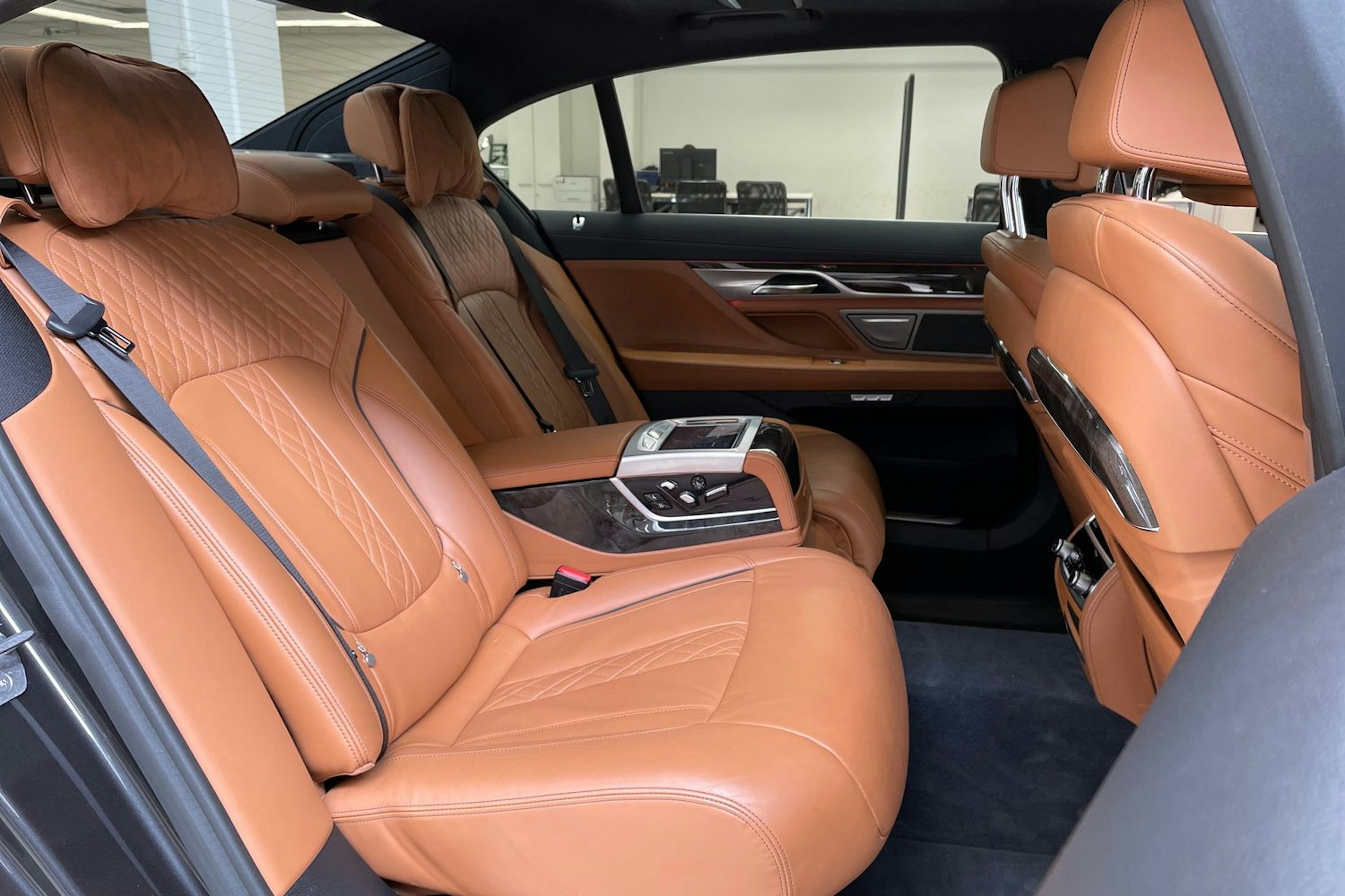harmaa BMW 740 2017 kuva 14.