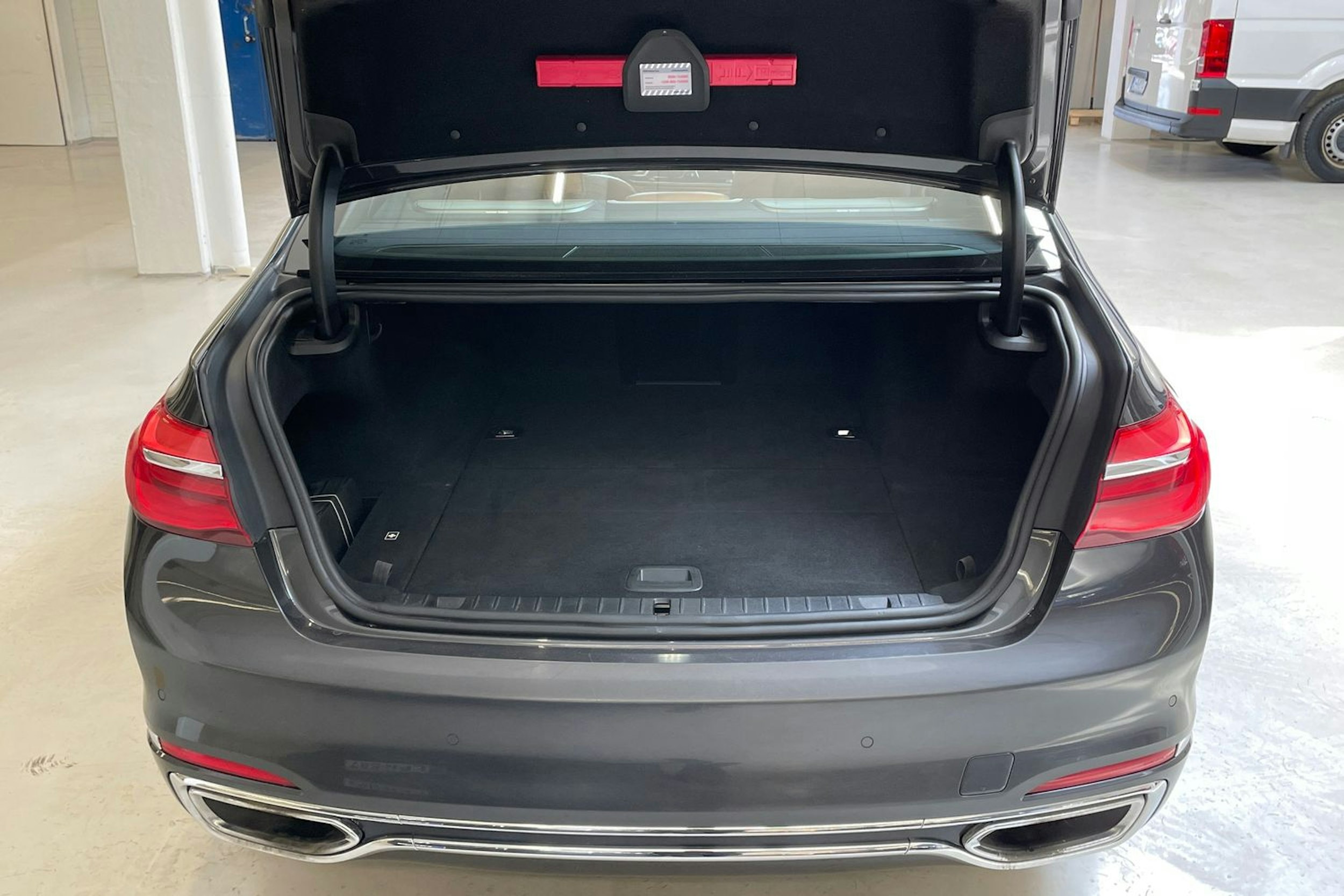 harmaa BMW 740 2017 kuva 15.