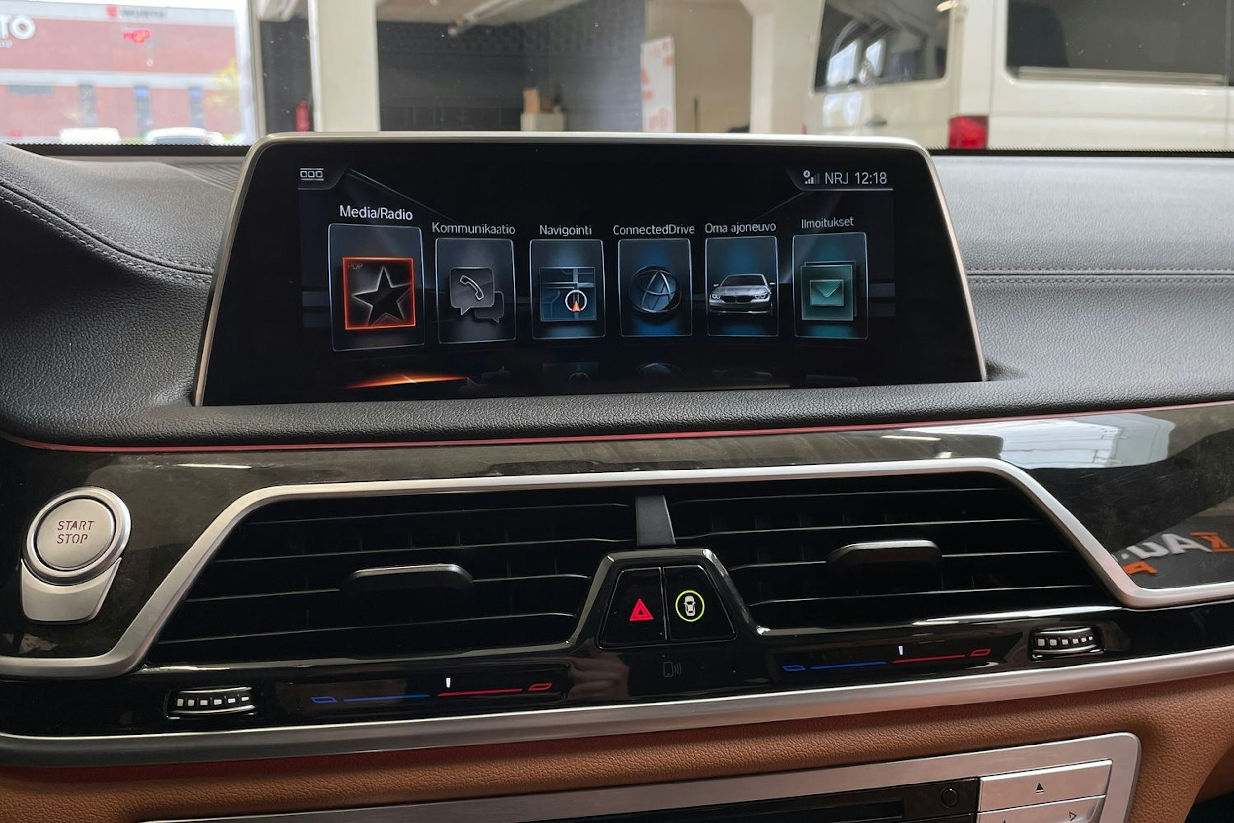 harmaa BMW 740 2017 kuva 22.