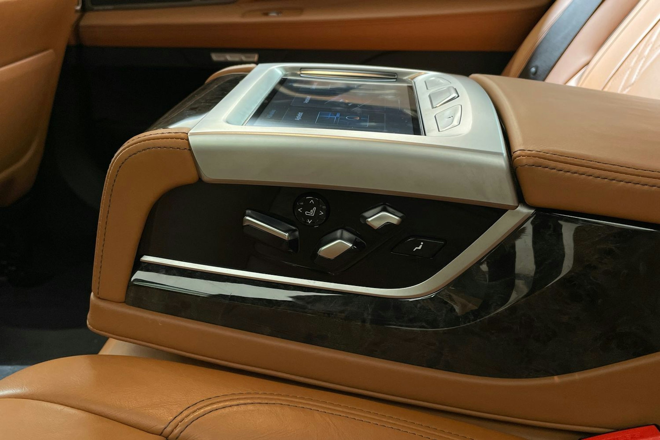 harmaa BMW 740 2017 kuva 27.