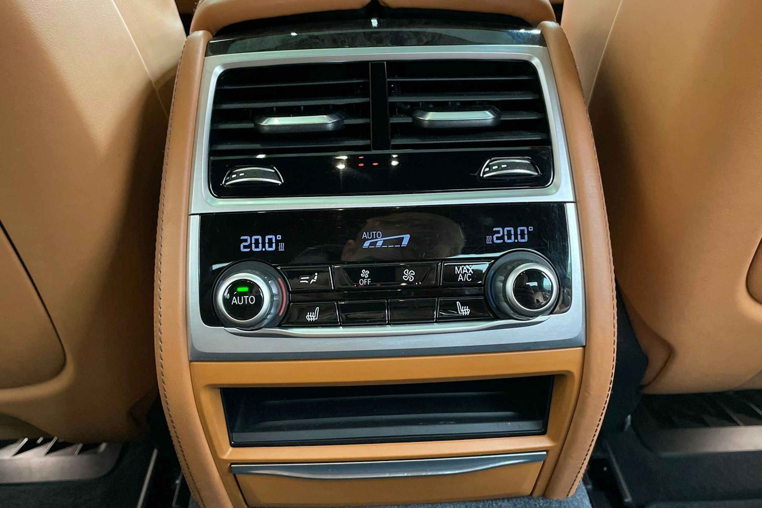 harmaa BMW 740 2017 kuva 29.