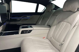 Musta BMW 740 2017 kuva 10.