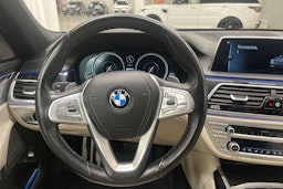 Musta BMW 740 2017 kuva 14.