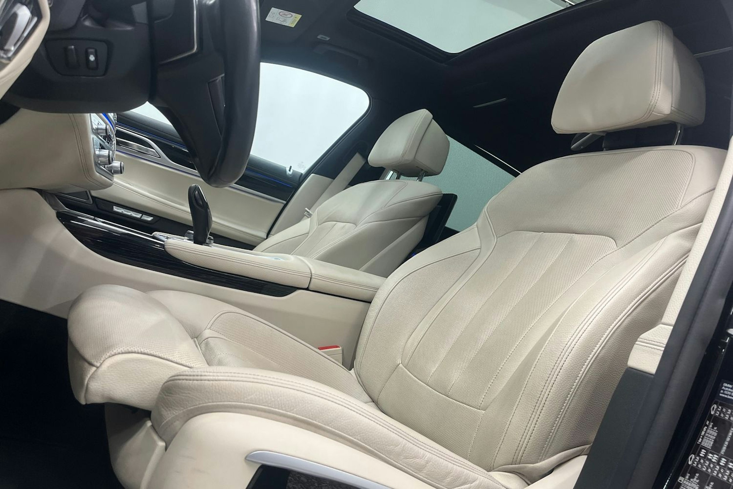 Musta BMW 740 2017 kuva 15.