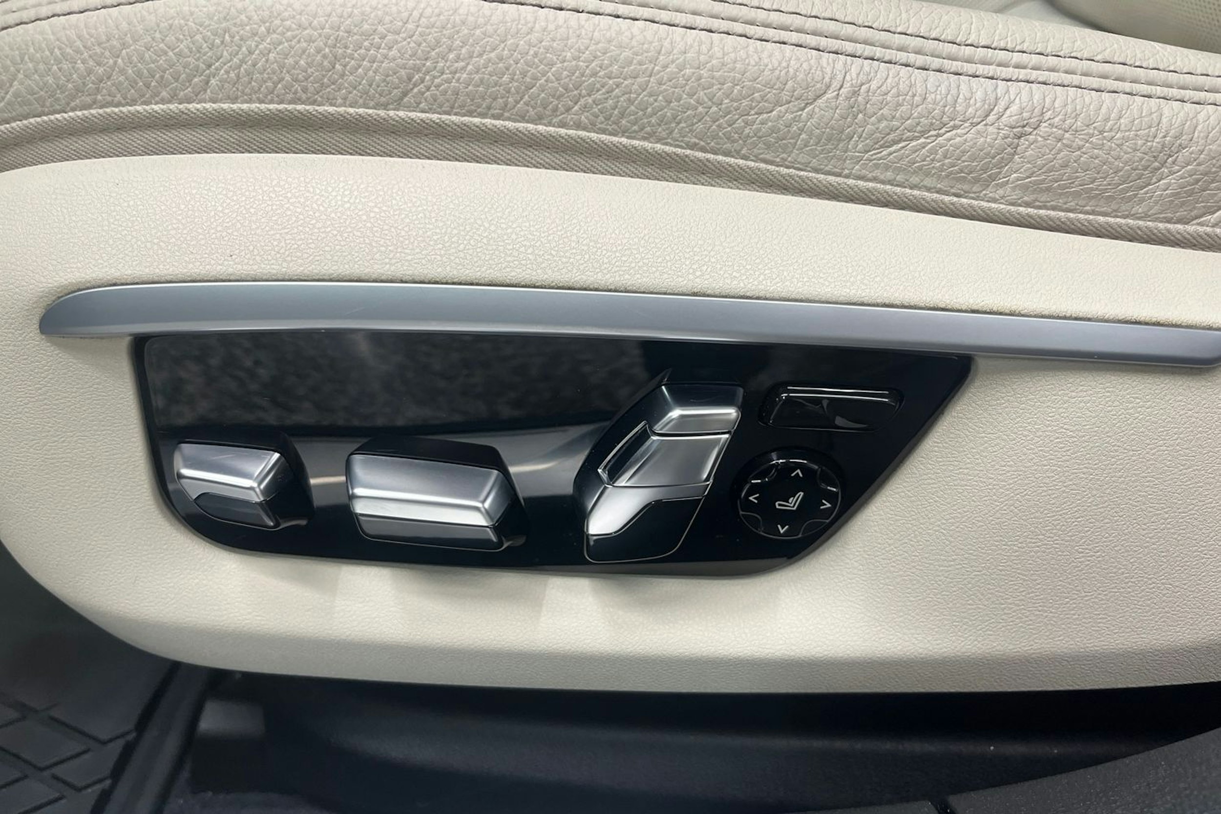 Musta BMW 740 2017 kuva 16.