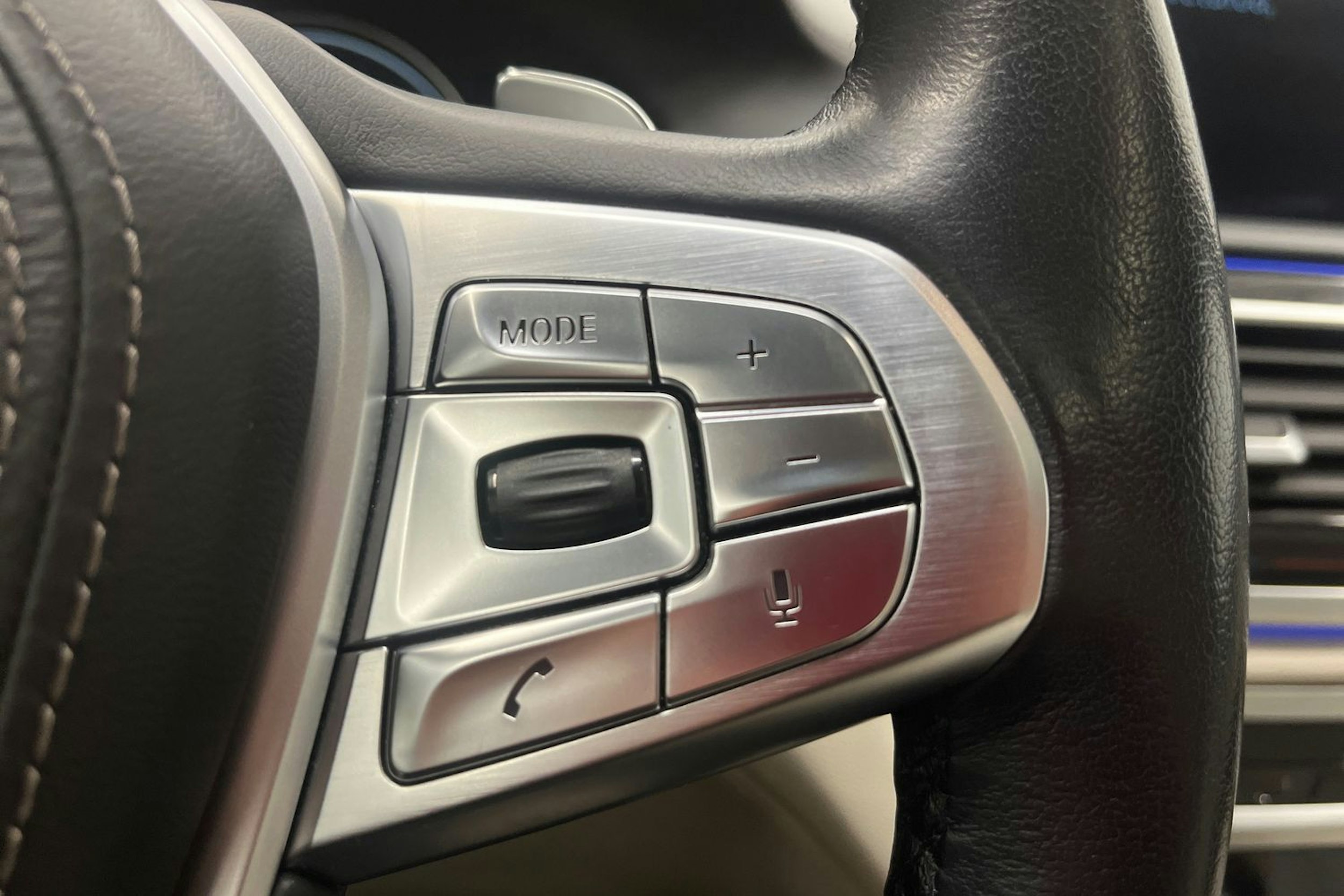 Musta BMW 740 2017 kuva 20.