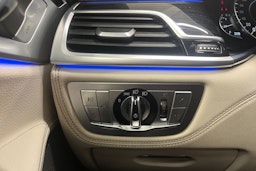 Musta BMW 740 2017 kuva 23.