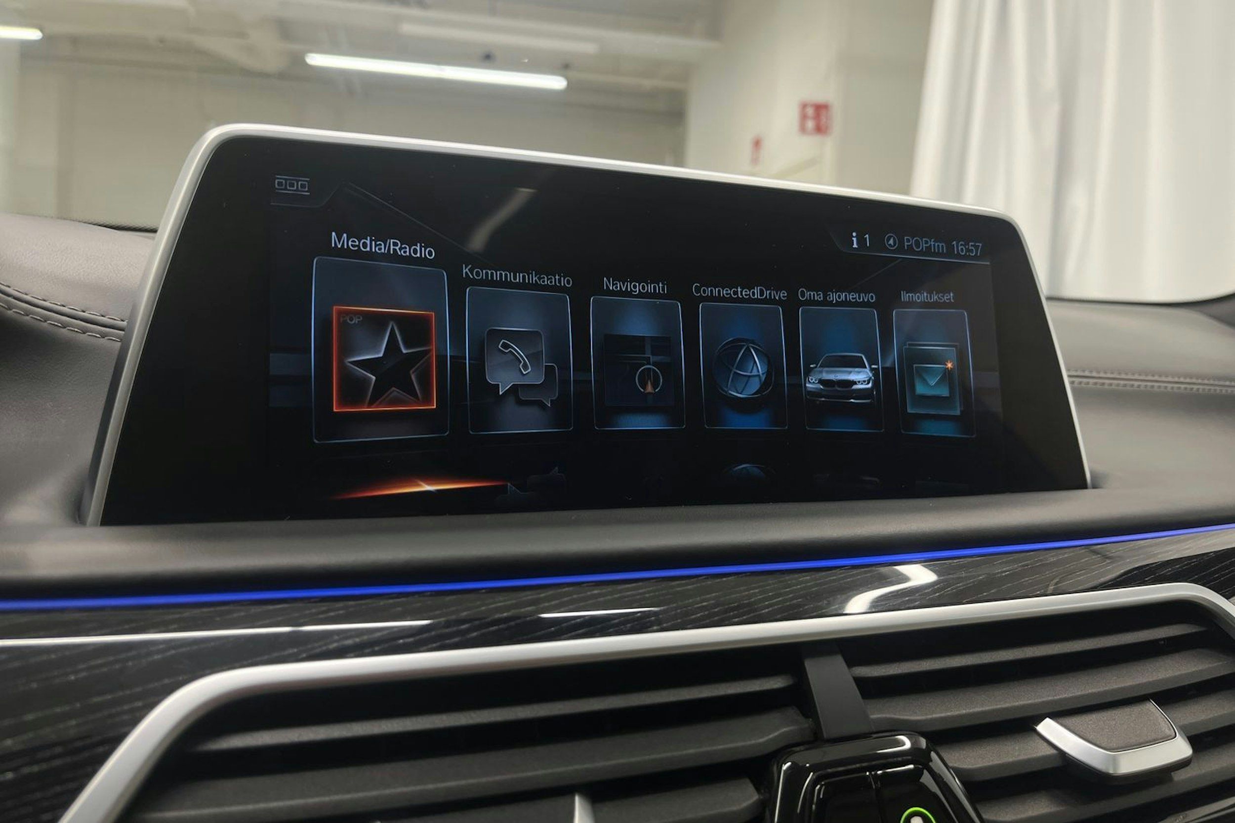 Musta BMW 740 2017 kuva 24.