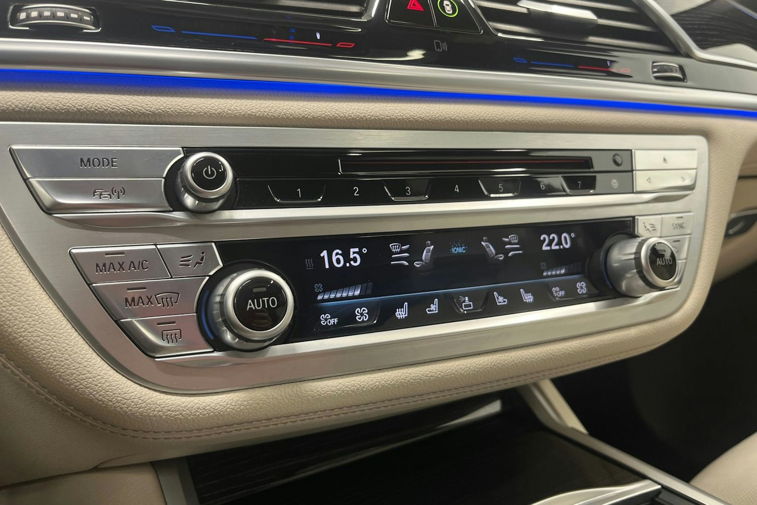 Musta BMW 740 2017 kuva 30.