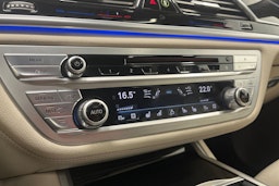 Musta BMW 740 2017 kuva 30.