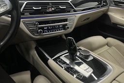 Musta BMW 740 2017 kuva 31.